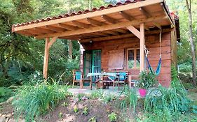 Cabane dans les bois avec vue sur les Pyrénées
