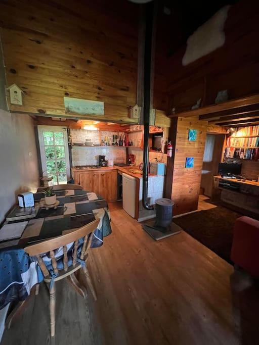 Cabane dans les bois avec vue sur les Pyrénées Saint-Laurent-de-Neste Extérieur photo