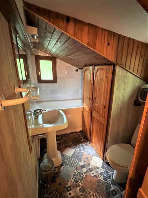 Cabane dans les bois avec vue sur les Pyrénées Saint-Laurent-de-Neste Extérieur photo